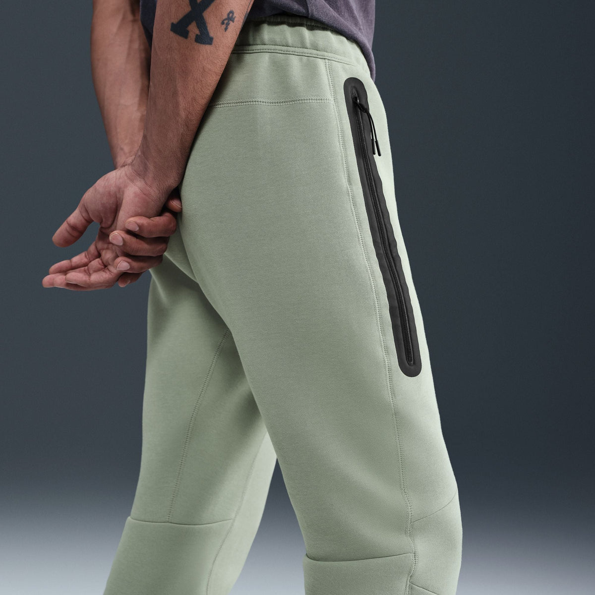 Nike Chelsea FC Tech Men Soccer Fleece Joggers product image 4, provided for visual reference and product detail review
