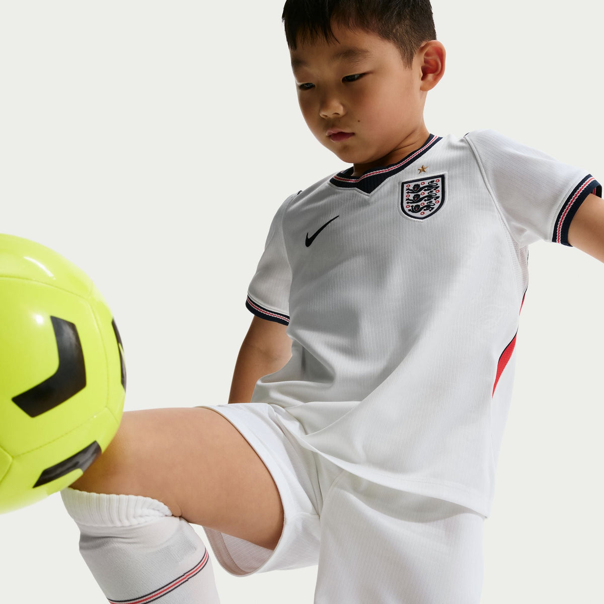 Nike England 2026 Stadium Home Little Kids' Nike Soccer Replica 3-Piece Kit product image 8, provided for visual reference