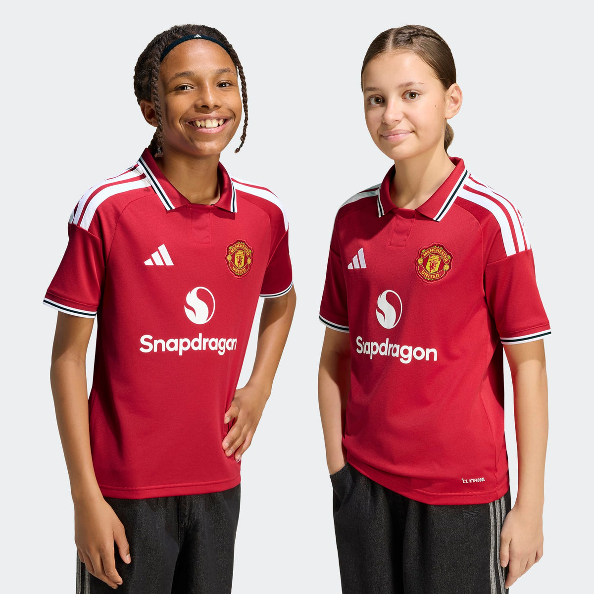 adidas MANCHESTER UNITED 26/27 HOME JERSEY KIDS product image 2, provided for visual reference and product detail review